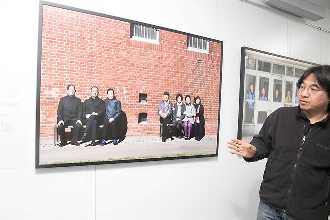 고문을 당했던 서대문 형무소 앞에서 이젠 환한 웃음을 지을 수 있을 만큼 마음의 평온을 찾은 조작간첩단 피해자들. ⓒ서울시사회적경제지원센터
