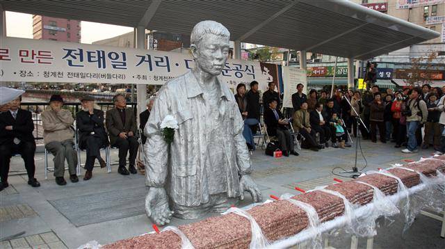 서울교육청이 직업 진로 교육을 받는 고교생들을 대상으로 한 ‘전태일 교재’를 개발해 이르면 1학기 중에 인권 교육을 시작한다고 밝혔다. 사진은 서울 을지로6가 청계천 전태일 다리(옛 버들 다리) 위에 세워진 전태일 열사의 동상.서울신문 DB
