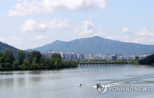 맑은 하늘 아래 수상스키 (춘천=연합뉴스) 양지웅 기자 = 강원 대부분 지역 미세먼지 농도가 좋음 수준을 보이는 23일 오전 춘천 신매대교 아래 북한강에서 한 시민이 수상스키를 즐기고 있다. 기상청은 이날 오후부터 전국 곳곳에 황사가 나타날 것으로 예보했다, 2018.5.23      yangdoo@yna.co.kr