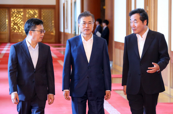 문재인 대통령이 31일 오후 청와대에서 열린 국가재정전략회의에 참석하기 위해 입장하며 이낙연 국무총리, 김동연 부총리 겸 기획재정부 장관과 얘기를 나누고 있다.(사진=연합뉴스)