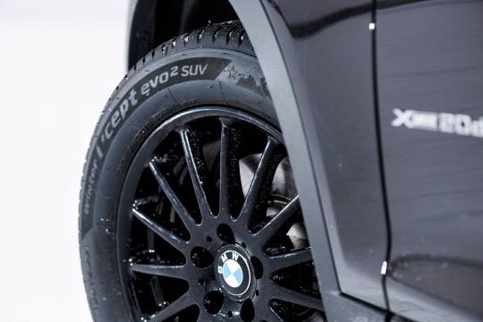 BMW 차량에 적용된 한국타이어 윈터 아이셉트 에보2 SUV 타이어.  한국타이어 제공