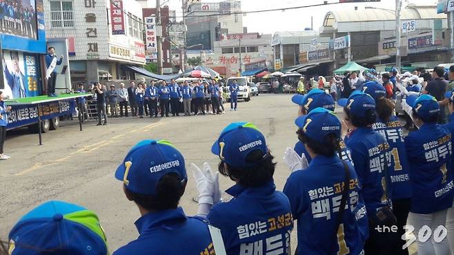 6.13 지방선거 공식선거운동 첫날인 31일 김경수 더불어민주당 경남지사 후보가 고성군 고성읍 고성시장에서 유세를 하고 있다. /사진=조철희 기자