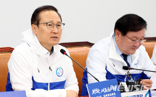 【서울=뉴시스】이종철 기자  = 31일 오전 서울 여의도 국회에서 열린 더불어민주당 정책조정회의에서 홍영표 원내대표가 모두발언을 하고 있다. 2018.05.31.  jc4321@newsis.com