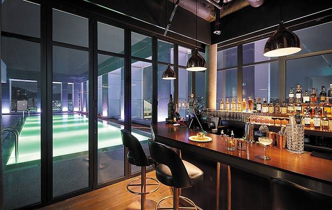 홍대 L7의 루프톱. 루프톱 호텔의 상징인 수영장이 풍경을 완성한다./L7