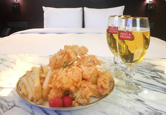 대림그룹의 호텔 브랜드 글래드 라이브 강남이 치맥과 즐기며 휴식을 취할 수 있는 '치맥 라이브 패키지'를 9월 30일까지 선보인다. 디자인적 요소가 풍부한 객실 1박과 함께 '아트마켓 바이 이영무'의 셰프가 만든 순살 치킨, 스텔라 아루투아 생맥주 2잔을 룸서비스로 제공한다. 글래드 호텔 제공