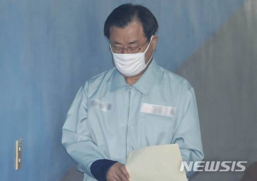 【서울=뉴시스】최동준 기자 = 이병기 전 국정원장이 지난 4월26일 서울 서초구 서울중앙지법에서 열린 공판에 출석하고 있다. 2018.04.26. photocdj@newsis.com