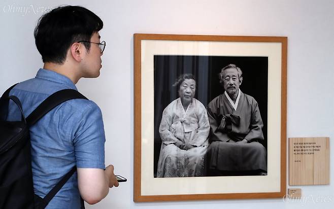 늦봄  문익환 목사 탄생 100주년 행사가 열린 1일 오후 서울 강북구 수유동 문 목사의 가옥 '통일의 집'에 문 목사와 박용길 장로의 사진이 걸려 있다.  ⓒ남소연