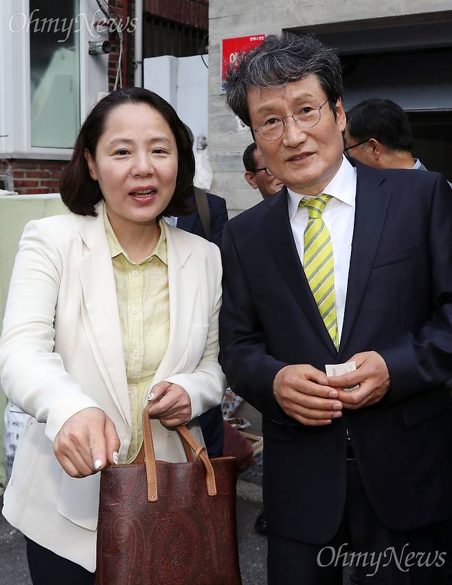 늦봄  문익환 목사 탄생 100주년 행사가 열린 1일 오후 서울 강북구 수유동 문 목사의 가옥 '통일의 집'  개관식에 임수경 전 의원이 참석해 문 목사의 아들 문성근 씨와 대화하고 있다.  ⓒ남소연