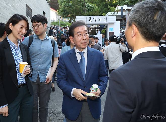 늦봄  문익환 목사 탄생 100주년 행사가 열린 1일 오후 서울 강북구 수유동 문 목사의 가옥 '통일의 집' 개관식에 박원순 더불어민주당 서울시장 후보가 참석해 인사하고 있다.  ⓒ남소연