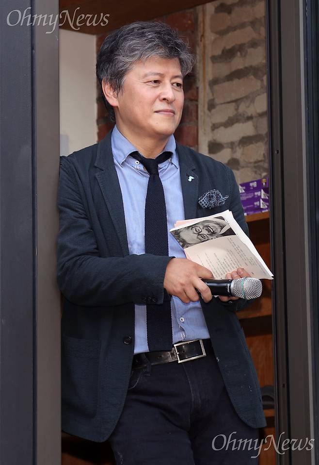 늦봄  문익환 목사 탄생 100주년 행사가 열린 1일 오후 서울 강북구 수유동 문 목사의 가옥 '통일의 집' 개관식 사회를 맡은 배우 권해효 씨가 공연을 지켜보고 있다.   ⓒ남소연