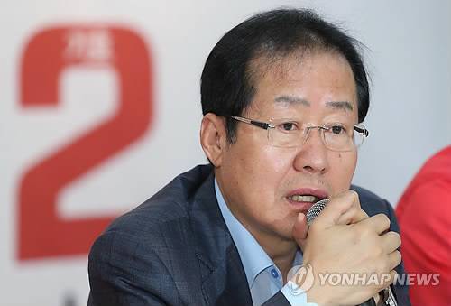 서민경제 대책회의에서 발언하는 홍준표 (울산=연합뉴스) 김현태 기자 = 자유한국당 홍준표 대표가 1일 오전 울산광역시 남구 김기현 울산시장 후보 선거사무소에서 열린 '文정부 경제 참사 규탄 서민경제 2배 만들기 대책회의'에서 발언하고 있다.       mtkht@yna.co.kr