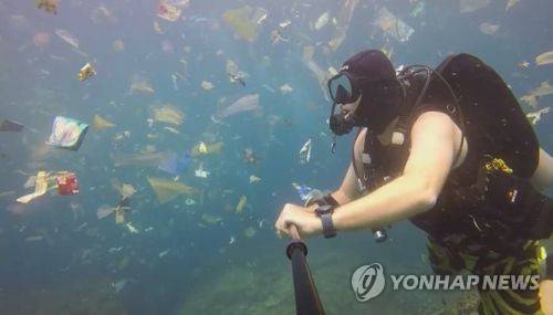 발리 바닷속을 떠다니는 플라스틱 쓰레기 [유튜브 캡처=연합뉴스]