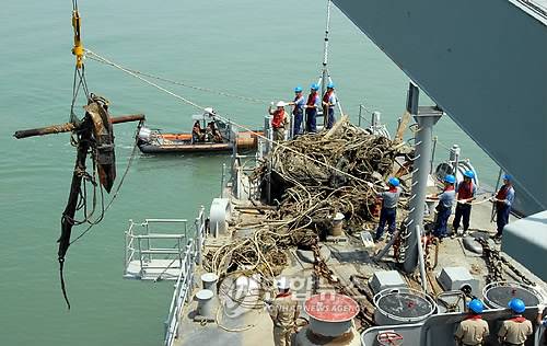 연평도 주변 어장에서 건져 올린 폐그물[자료사진] (서울=연합뉴스) 해군은 꽃게 비성어기인 오는 22일부터 8월 21일까지 한 달여 간 서해 연평도 어장 일대에서 해저 폐그물 인양작업을 펼친다고 21일 밝혔다. 이번 작전에는 해군의 구조함(ATS : SALVAGE AND RESCUE SHIP)인 광양함과 100여 명의 인원이 현장에 투입되어 연평도 서남방 어장 일대에서 대대적인 폐그물 인양 작전을 펼칠 예정이다. 사진은 지난해 폐그물 인양작업 모습. 2009.7.21 << 해군 >>