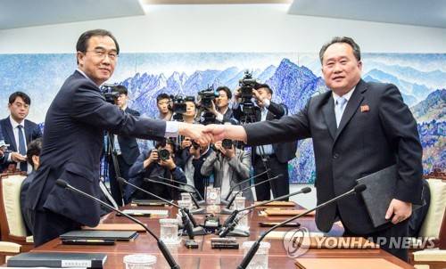 남북, 공동보도문 교환 후 악수 (판문점=연합뉴스) 조명균 통일부 장관과 리선권 조국평화통일위원회 위원장이 1일 오후 판문점 남측 평화의집에서 열린 '남북고위급회담'을 마친 뒤 공동보도문을 교환하며 악수하고 있다. [사진공동취재단]    scoop@yna.co.kr