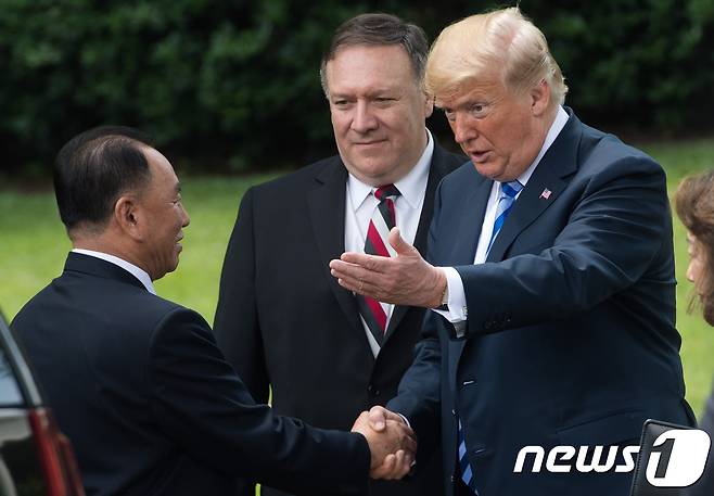 김영철 북한 노동당 부위원장(왼쪽)을 배웅하는 도널드 트럼프 미국 대통령. © AFP=뉴스1