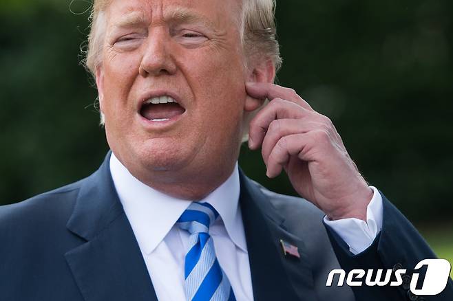 도널드 트럼프 미국 대통령이 1일 (현지시간) 워싱턴 백악관에서 김영철 북한 노동당 부위원장 겸 통일전선부장과 만난 뒤 기자들과 얘기를 하고 있다.  © AFP=뉴스1