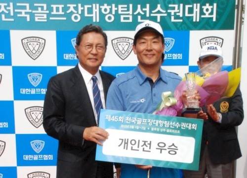 2007년에 이어 2012년 개인전 우승자인 장흥수(가운데)씨가 허광수 KGA회장(왼쪽)에게서 우승트로피를 받고 기념촬영을 했다.