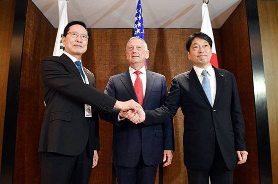 송영무 국방부 장관과 제임스 매티스 미국 국방장관, 오노데라 이쓰노리 일본 방위상(왼쪽부터)이 3일 싱가포르 샹그릴라호텔에서 열린 아시아안보회의에 앞서 손을 맞잡고 기념촬영하고 있다. 연합뉴스