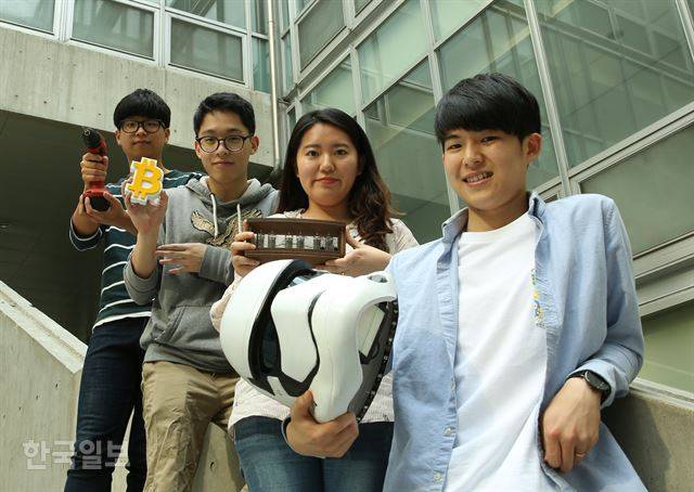 콩돌이프로덕션 팀원인 이진호(왼쪽부터), 최호진, 박인영, 이수현씨가 서울 신림동 서울대학교 39동 앞에서 직접 만든 발명품들을 들어 보이고 있다.