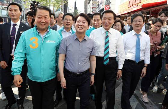 바른미래당 안철수 서울시장 후보가 3일 서울 강남역 사거리에서 손학규 선대위원장, 박주선,유승민 공동대표와 함께 거리유세를 펼치며 시민들에게 인사하고 있다. [연합뉴스]