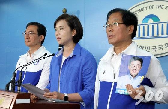 경기북부 더불어민주당 소속 정성호(왼쪽부터), 유은혜, 윤후덕 의원이 3일 서울 여의도 국회 정론관에서 이재명 경기도지사 후보의 지지를 호소하고 있다. /사진=뉴스1