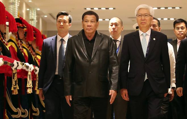 로드리고 두테르테 필리핀 대통령(왼쪽 두번째)이 3일 오전 인천국제공항을 통해 입국하고 있다. 오른쪽 두번째는 전제국 방위사업청장. 연합뉴스