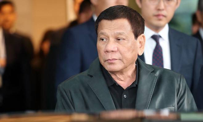 로드리고 두테르테 필리핀 대통령이 3일 오전 인천국제공항을 통해 입국, 차량에 탑승하고 있다. 연합뉴스