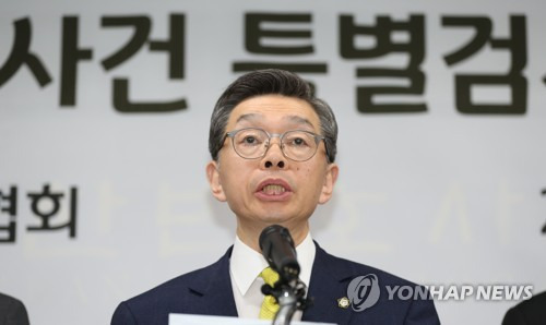 변협, '드루킹 특검'에 허익범·임정혁·오광수·김봉석 추천 (서울=연합뉴스) 김도훈 기자 = 김현 대한변호사협회장이 3일 오후 서울 강남구 대한변호사협회에서 드루킹 댓글사건 특별검사 후보추천위원회 회의 결과 브리핑을 하고 있다.      이날 추천위는 허익범(사법연수원 13기), 임정혁(연수원 16기), 오광수(연수원 18기), 김봉석(연수원 23기) 변호사 등 4명을 특검 후보로 추천했다. 국회 교섭단체가 이중 후보를 2명으로 추리면 대통령이 3일 이내에 1명을 특검으로 임명하게 된다. 2018.6.3      superdoo82@yna.co.kr