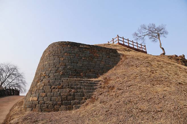 임진강 변에 세워진 당포성. 임진강 주상절리 위에 현무암으로 성을 쌓았다.