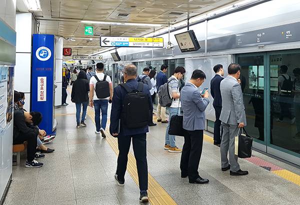 직장인들이 지하철역에 서있는 모습/자생한방병원 제공