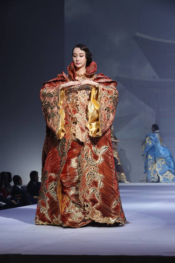 앙드레 김은 자신만의 색깔과 세계관이 뚜렷했던 디자이너였다. 특히 그는 트레이드마크인 금색 자수를 통해 한국의 전통문양을 아름답고 신비하게 표현하는 데 노력했다.