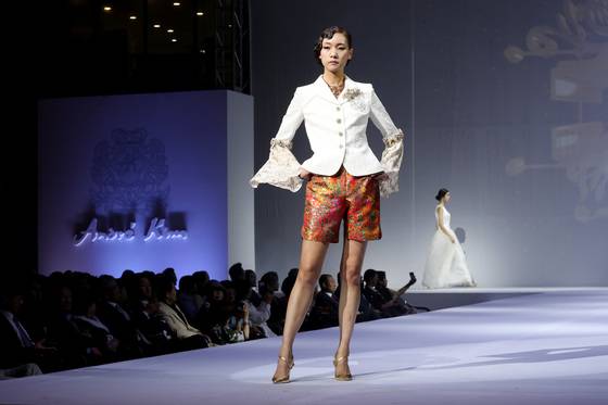 이번 추모쇼에서는 앙드레 김의 양자인 김중도씨가 디자인한 옷들도 선보였다. 김씨는 현재 '앙드레 김 아뜰리에'를 이어받아 디자인과 경영을 함께 운영하고 있다.