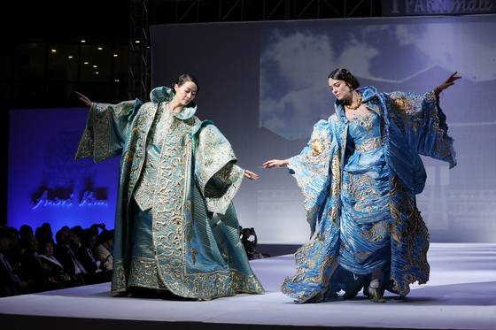 서양 의상에 한국의 전통미를 수놓았던 디자인은 앙드레 김만의 문화콘텐트이자 패션미학의 특징이었다.