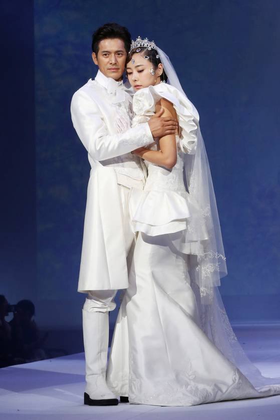 앙드레 김 패션쇼의 하이라이트인 피날레 무대는 언제나 당대 유명 남녀 연예인이 신랑신부로 등장해 머리를 맞대는 포즈로 채워졌다. 원빈, 김희선, 장동건, 배용준, 황정음, 이병헌 등이 이 피날레 무대를 장식했었다. 이번 쇼에선 배우 오지호와 슈퍼모델 김효진이 무대에 섰다.