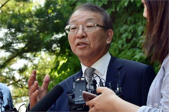 양승태 전 대법원장이 지난 1일 오후 경기도 성남시 수정구 자신의 자택 인근에서 대법원장 재임 시절 법원행정처의‘박근혜 청와대와 재판 거래 의혹' 등 사법행정권 남용 논란에 대해 입장을 발표하고 있다. (사진=윤창원 기자, 자료사진)