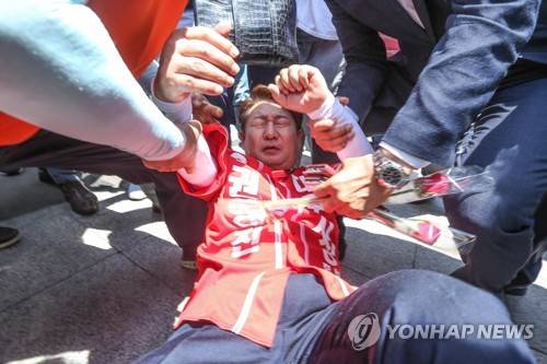 넘어지는 권영진 후보 (대구=연합뉴스) 자유한국당 권영진 대구시장 후보가 지난 5월 31일 오후 대구시 중구 반월당 유세현장에서 넘어져 다치고 있다.  [경북일보 제공=연합뉴스]    photo@yna.co.kr