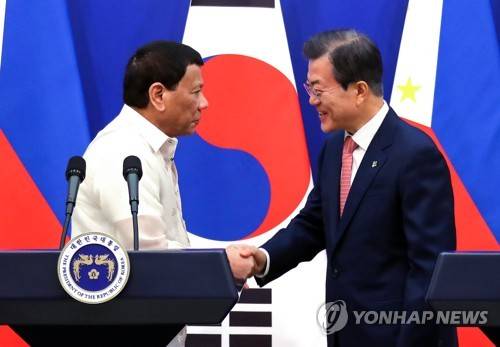 웃음 짓는 한-필리핀 정상 (서울=연합뉴스) 배재만 기자 = 문재인 대통령과 로드리고 두테르테 필리핀 대통령이 4일 오후 청와대에서 열린 한·필리핀 정상 공동언론발표를 마친 뒤 악수를 나누고 있다. 2018.6.4      scoop@yna.co.kr