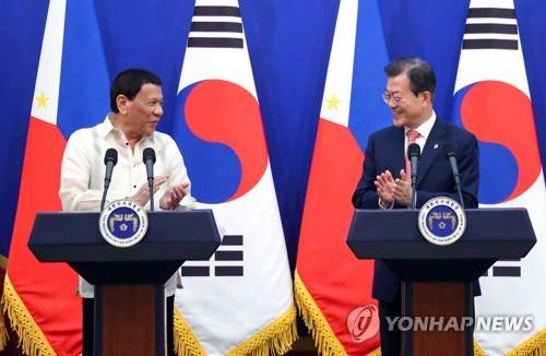 모국어 인사말에 웃음 짓는 두테르테 (서울=연합뉴스) 배재만 기자 = 문재인 대통령이 4일 오후 청와대에서 열린 한·필리핀 정상 공동언론발표에서 마지막 인사말을 필리핀어인 따갈로그어로 하자 로드리고 두테르테 필리핀 대통령이 미소 짓고 있다.       scoop@yna.co.kr