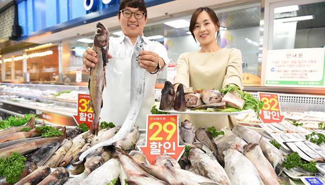 지난해 농협하나로마트를 통해 냉동갈치, 냉동오징어, 동태 등 정부비축 수산물을 최대 32% 할인 판매했다. ⓒ연합뉴스