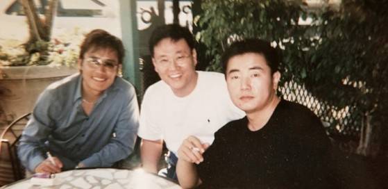 2003년 드라마 '올인' 팀과 만난 차민수 5단. 왼쪽부터 배우 이병헌, 차민수 5단, 유철용 드라마 감독. [사진 차민수 제공]