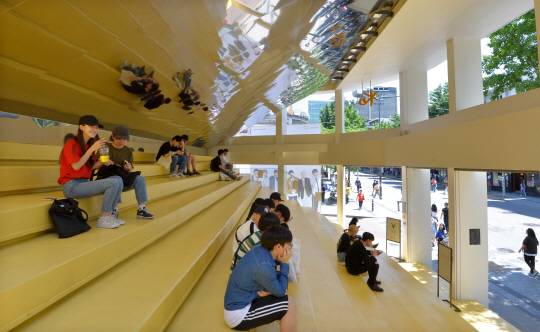 은행의 기능이 지워진 대신 문화공간으로 재탄생한 서울 홍익대 앞의 ‘청춘마루’. 내부 전체를 관통하고 있는 노란색 계단이 인상적인 건물로 공간들은 사람들의 쓰임새에 따라 적응할 수 있도록 열려 있다.   김낙중 기자 sanjoong@