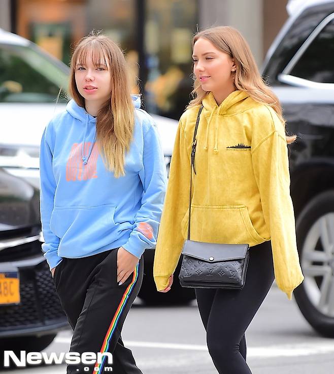 왼쪽=휘트니 스콧 매더스, 헤일리 스콧 매더스