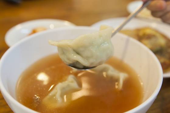 매일 아침 새로 빚은 만두로 끓여낸 만둣국. 두툼한 피 안엔 속이 꽉 차 있다.