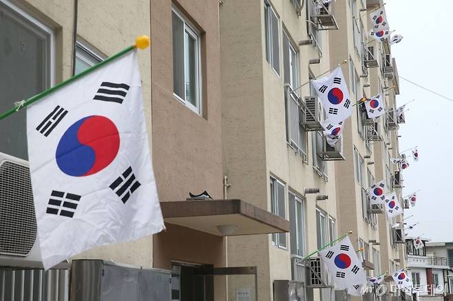 현충일인 지난해 6월6일 오후 서울 종로구 옥인동 군인아파트에 태극기가 게양돼 있다./사진=이기범 기자