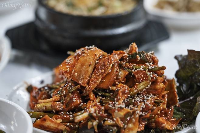 웅어회 백반을 주문했다. 찬이 깔리고 이내 회가 나오는데 무침으로 나온다. 기름기 오른 웅어를 새콤한 맛이 누르고, 달콤함과 매콤함이 뒤를 받쳐준다.  ⓒ김진영