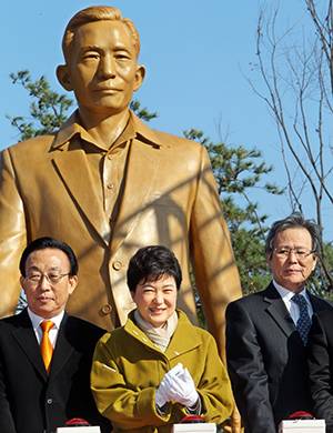 ⓒ연합뉴스 2011년 11월 박근혜 한나라당 전 대표가 경북 구미시 박정희 전 대통령 생가 인근에서 열린 ‘박정희 대통령 동상 제막식’에 참여하고 있다.