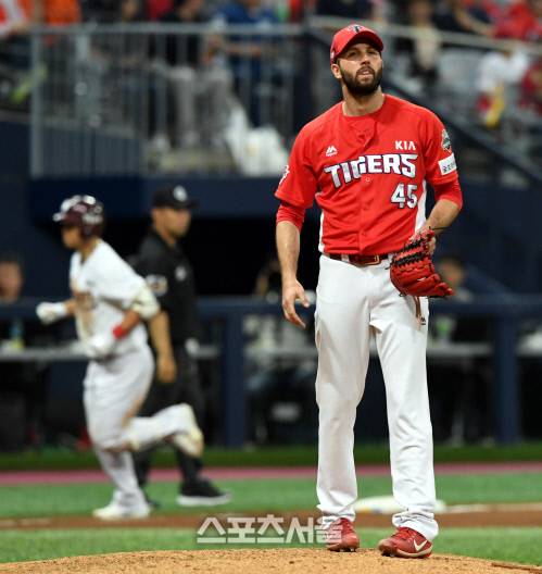 KIA 타이거즈 선발 팻 딘이 17일 고척 넥센전에서 2-0으로 앞선 4회 김민성에 투런 홈런으로 동점을 허용하며 아쉬워하고있다. 김도훈기자 dica@sportsseoul.com