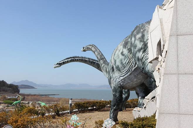 해남공룡박물관 벽을 뚫고 탈출하는 말라위사우루스