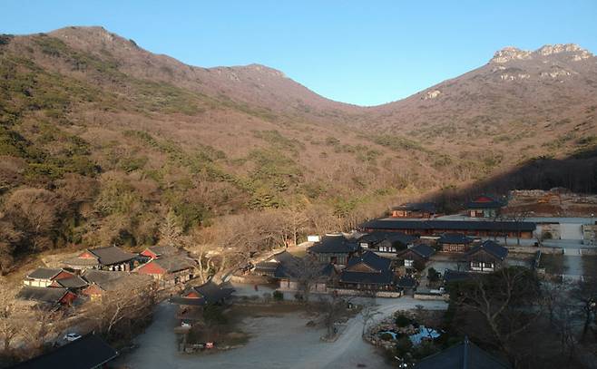 대흥사 전경. 금당천을 사이에 두고 북쪽과 남쪽에 당우를 배치했다.