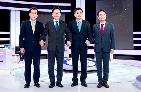 이홍우 정의당, 이재명 더불어민주당, 김영환 바른미래당, 남경필 자유한국당 후보(왼쪽부터)가 5일 서울시 MBC 상암 스튜디오에서 열린 ‘경기도지사 후보자 토론회’ 시작에 앞서 기념촬영을 하고 있다. [뉴스1]